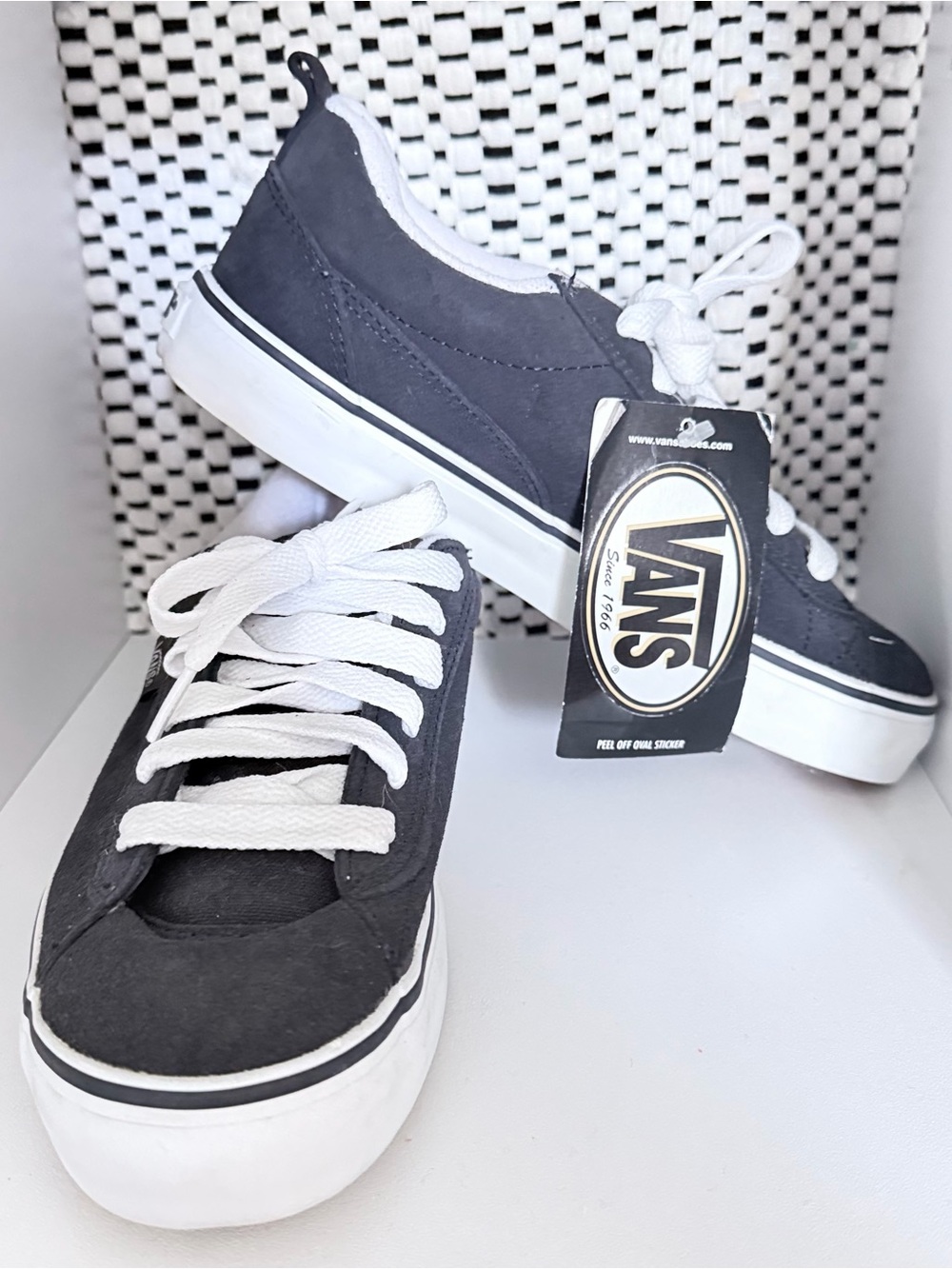 Vans Low-Top Sneakers in Charcoal and White